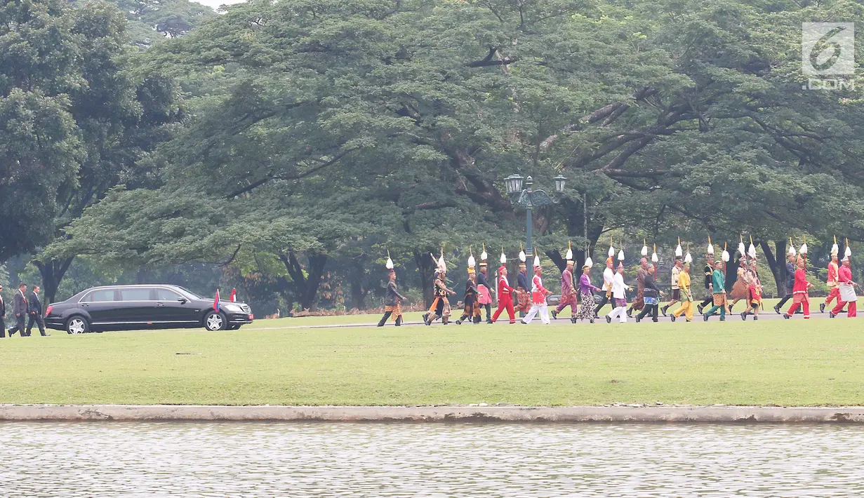 Iring-iringan rombongan kendaraan Perdana Menteri (PM) Laos Thongloun Sisoulith memasuki kompleks Istana Kepresidenan Bogor, Jawa Barat, Kamis (12/10). Kedatangan mereka diiringi pasukan berkuda dan juga drum band Paspampres. (Liputan6.com/Angga Yuniar)