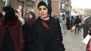 Tampil serba hitam, Yuni Shara terlihat seperti perempuan Turki dengan mengenakan coat dan abbya hitam. Dengan hijab persegi empat yang dililitkan di leher. (Dok. yunishara36)