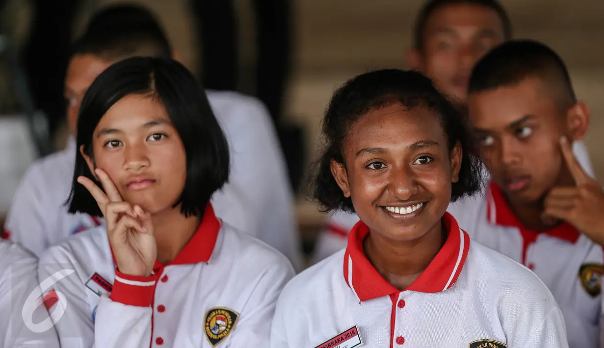 Senyum anggota Paskibraka 2016 sebelum mengikuti latihan di halaman Istana Merdeka, Jakarta, Jumat (12/8). Ini pertama kalinya mereka menginjakkan kaki di Istana Merdeka, tempat mereka akan membawa dan mengibarkan Merah Putih. (Liputan6.com/Faizal Fanani)