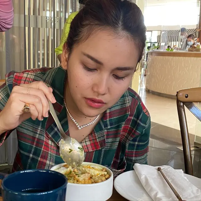 Harga Selangit, Ini Potret 7 Artis yang Pernah Pakai Kalung Viral Nagita Slavina