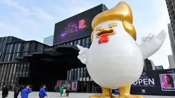 Patung ayam mirip Donald Trump berdiri di salah satu pusat perbelanjaan di , Tiongkok, Sabtu (24/12). Pemasangan patung tersebut dilakukan untuk menyambut tahun ayam pada 2017 mendatang. (AFP PHOTO / STR)