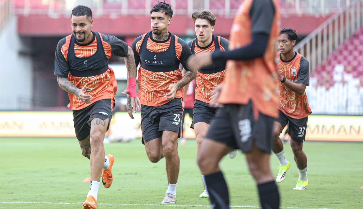 Laga Persija vs Persis akan dimainkan mulai pukul 19.00 WIB, dan dkan disiarkan secara langsung di Indosiar dan Vidio. Tampak dalam foto, pemain persija Jakarta saat latihan resmi jelang laga melawan Persis Solo pada pekan ke-30 BRI Super League di Stadion Utama Gelora Bung Karno SUGBK), Jakarta, pada Minggu (26/4/2026). (Bola.com/Abdul Aziz)