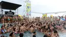 Sejumlah pengunjung berjoget menikmati musik di dalam kolam Festival Arenal Sound di Pantai Burriana, Spanyol (2/8). Festival musik ini berlangsung sampai 7 Agustus 2017. (AFP Photo/Jose Jordan)
