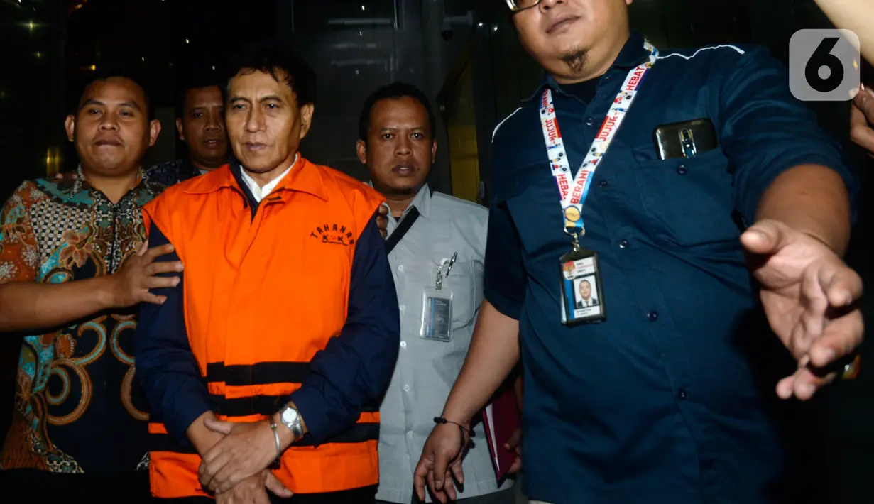 Direktur Utama PT CMI Teknologi Rahardjo Pratjinho memakai rompi tahanan usai pemeriksaan di Gedung KPK, Jakarta, Selasa (14/01/2020). Rahardjo resmi ditahan dalam kasus dugaan korupsi pengadaan perangkat transportasi informasi terintegrasi tahun anggaran 2016 di Bakamla. (merdeka.com/Dwi Narwoko)