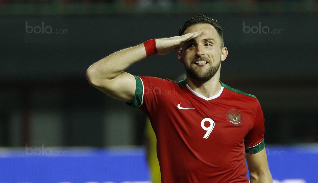 Striker Indonesia, Ilija Spasojevic, melakukan selebrasi hormat bendera usai mencetak gol ke gawang Guyana pada laga persahabatan di Stadion Patriot, Bekasi, Sabtu (25/11/2017). Indonesia menang 2-1 atas Guyana. (Bola.com/M Iqbal Ichsan)