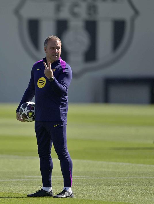 Sebelumnya, kedua tim sudah empat kali saling berhadapan di ajang La Liga maupun Copa del Rey. Intensitas pertemuan yang cukup sering itu membuat rivalitas kian memanas. Tampak dalam foto, pelatih Barcelona asal Jerman, Hans-Dieter Flick memberi isyarat sesi latihan menjelang pertandingan leg pertama perempat final Liga Champions 2025/2026 melawan Atletico Madrid di lapangan latihan Joan Gamper, Sant Joan Despi, dekat Barcelona, pada Selasa 7 April 2026. (MANAURE QUINTERO/AFP)