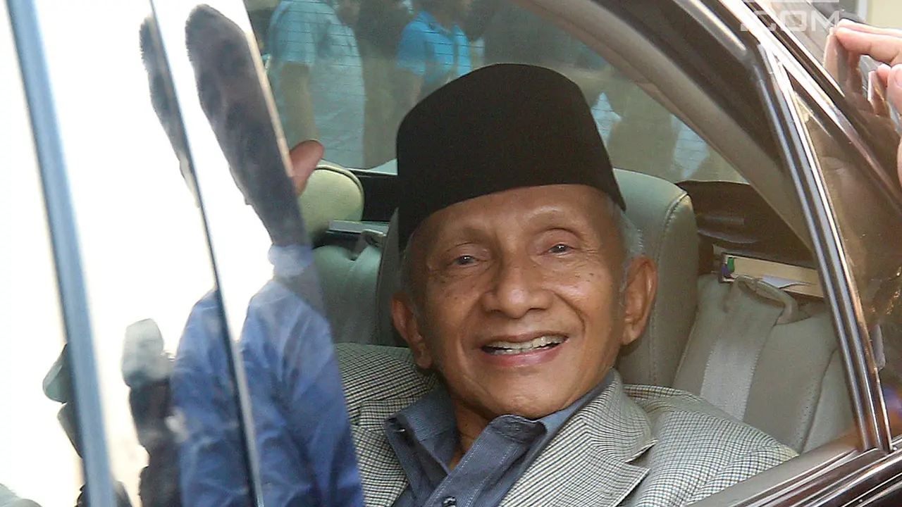 6 Jam Diperiksa Penyidik, Amien Rais Tebar Senyum Tinggalkan Mapolda