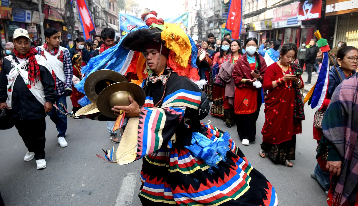 Anggota komunitas adat Gurung menari mengenakan pakaian tradisional saat mengikuti upacara perayaan Tahun Baru 'Tamu Lhosar' di Kathmandu, Nepal (30/12/2022). Acara itu digelar untuk menyambut pergantian tahun. (AFP/Prakash Mathema)