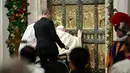 Paus Fransiskus menandai misa Natal 2024 dengan ritual istimewa pembukaan pintu suci Basilika Santo Petrus. (Remo Casilli/POOL/AFP)