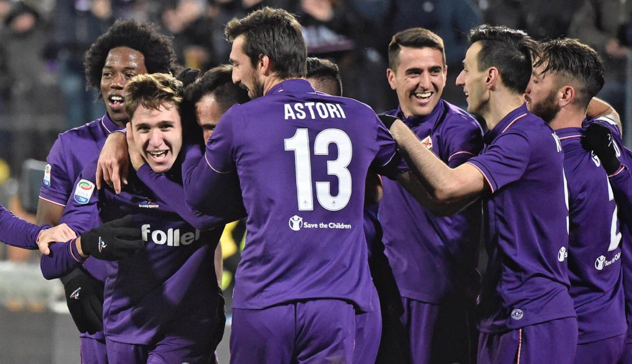 Para pemain Fiorentina merayakan gol yang dicetak Nikola Kalinic ke gawang Juventus. Sempat unggul 2-0, kedua gol Fiorentina dicetak oleh Kalinic dan juga Milan Badelj. (EPA/Maurizio Degl'Innocenti)