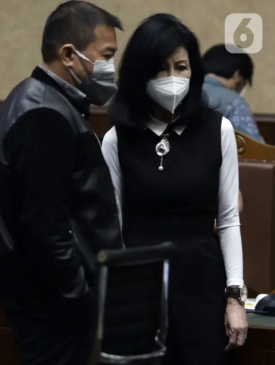 Terdakwa dugaan tindak pidana korupsi pengadaan tanah di Munjul, Rudy Hartono Iskandar (kiri) dan Anja Runtuwene usai sidang pembacaan tuntutan di Pengadilan Tipikor Jakarta, Kamis (10/2/2022). Rudy dituntut pidana penjara selama 7 tahun dan Anja 5,5, tahun. (Liputan6.com/Helmi Fithriansyah)
