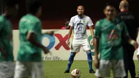 Pemain Persib Bandung Suprdi Nasir (tengah) saat melakukan sesi latihan sebelum pertandingan semifinal leg pertama Piala Menpora 2021 antara Persib Bandung melawan PS Sleman di Stadion Maguwoharjo, Jumat (16/4/2021). (Foto: Bola.com/Ikhwan Yanuar)