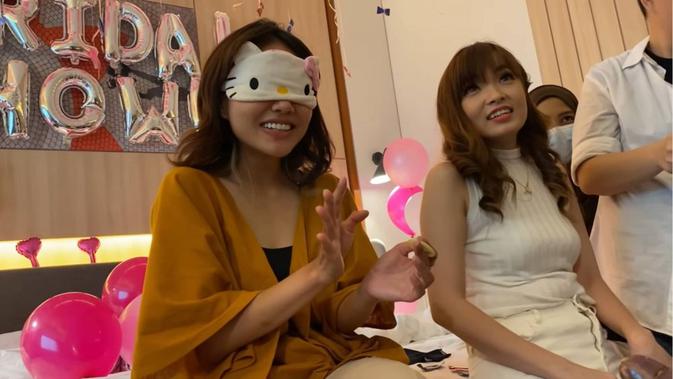 Momen bridal shower Steffy Ai bareng anggota Cherrybelle. (Sumber: YouTube/Kezia Karamoy)