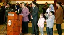 Menlu Malaysia Anifah Aman, didampingi warganya yang baru meninggalkan Korea Utara, memberikan keterangan di Bandara Kuala Lumpur, Jumat (31/3). Sembilan warga Malaysia yang berada di Korut itu ditukar dengan jasad Kim Jong-nam. (AP Photo/Vincent Thian)