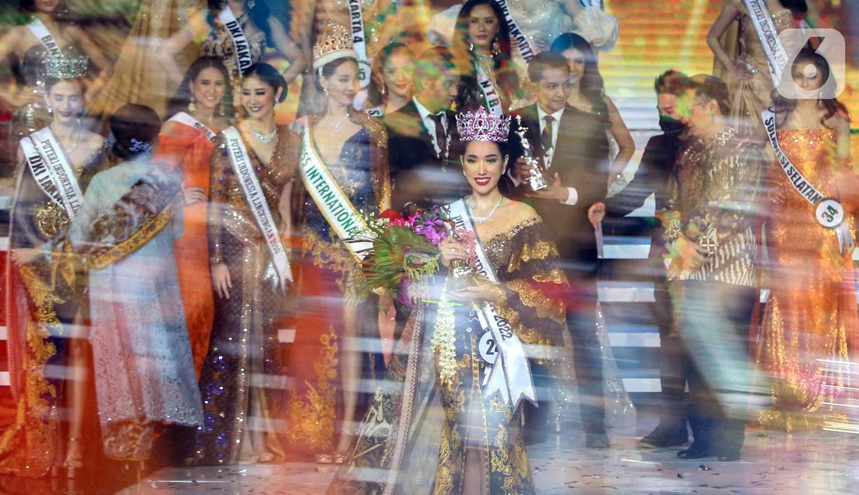 Puteri Indonesia 2022 terpilih Laksmi Shari De Neefe Suardana saat Malam Puncak Grand Final Pemilihan Puteri Indonesia 2022 di Plenary Hall Jakarta Convention Center (JCC) Senayan, Jakarta, Jumat (27/5/2022). Laksmi Shari De Neefe Suardana terpilih menjadi Puteri Indonesia 2022. (Liputan6.com/Herman Zakharia)