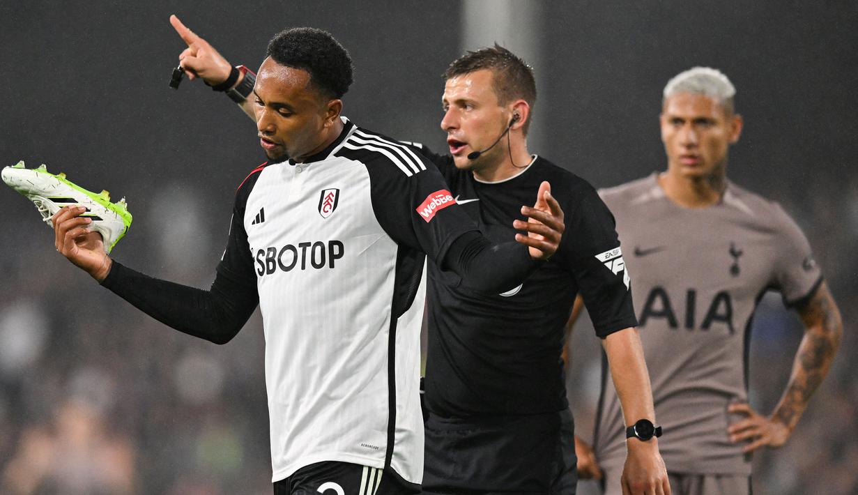 Wasit Josh Smith terdegradasi ke Championship akibat keputusannya yang merugikan Wolverhampton dengan memberi hadiah penalti kepada Luton Town pada laga pekan kelima Premier League 2023/2024 (23/9/2023). (AFP/Glyn Kirk)
