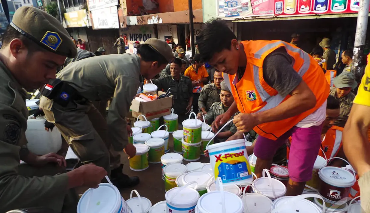 Sekitar satu jam petugas bernegosiasi dengan pemilik bangunan. Hasilnya, pemilik bangunan bersedia tokonya dibongkar, Jakarta, Rabu (27/8/2014) (Liputan6.com/Faizal Fanani)