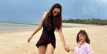 Aura Kasih tuai perhatian saat bermain di pantai (Instagram/aurakasih)