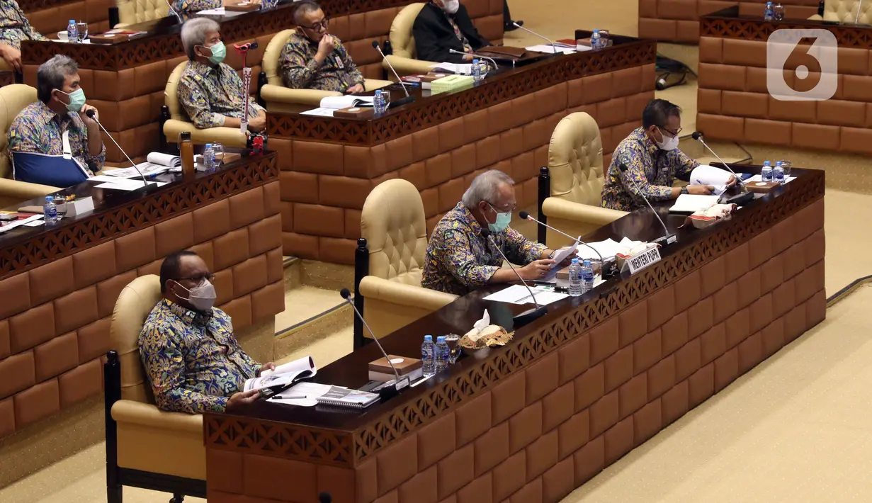 Menteri PUPR Basuki Hadimuljono (tengah) rapat kerja dengan Komisi V DPR RI di Senayan, Jakarta, Rabu (17/3/2021). Rapat membahas penanganan infrastruktur pascabencana dan pengembangan Food Estate dan Pembangunan Infrastruktur Ketahanan Pangan. (Liputan6.com/Angga Yuniar)