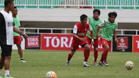 Pemain PSM Makassar saat melakukan pemanasan. (Bola.com/Nicklas Hanoatubun)