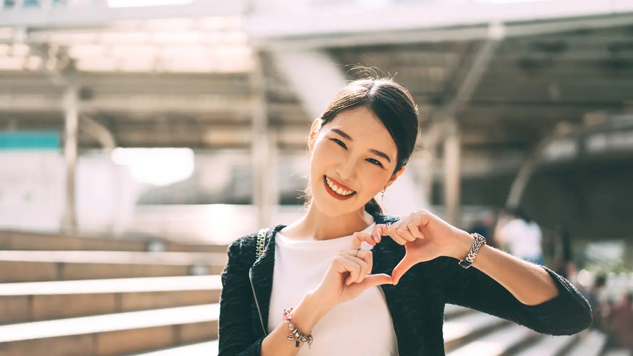Wanita Asia Pakai Berlian.