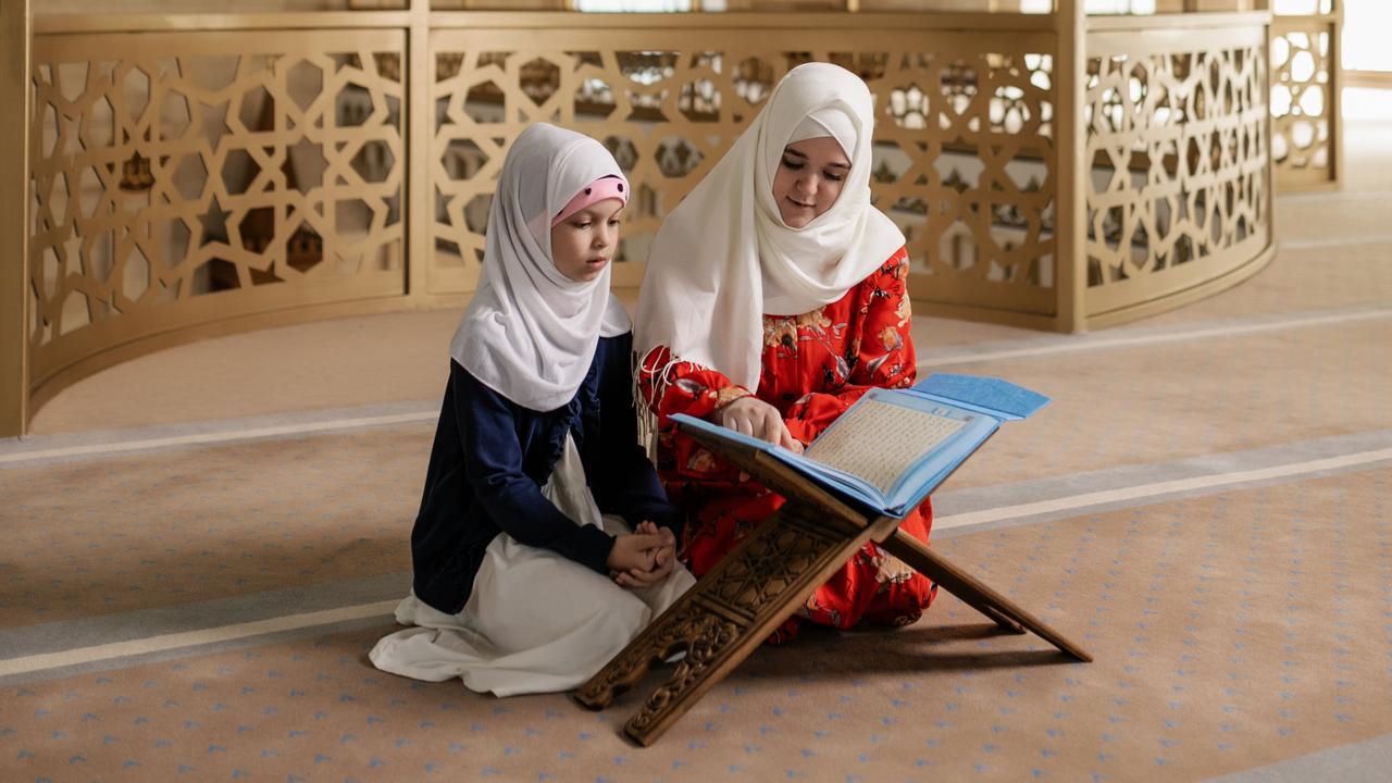 Ilustrasi Islami, muslimah, mengaji, membaca Al-Qur'an