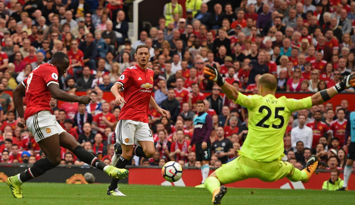 Striker Manchester United, Romelu Lukaku, membobol gawang West Ham pada laga Premier League di Stadion Old Trafford, Manchester, Minggu (13/8/2017). Manchester United menang 4-0 atas West Ham. (AFP/Oli Scarff)