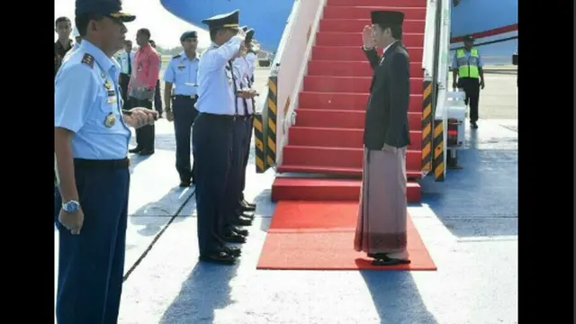 Menebak Merek Sarung Jokowi Saat Kunjungi Pekalongan