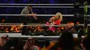 Pegulat Lacey Evans berusaha mengunci lawannya Natalya Neidhart pada pertarungan World Wrestling Entertainment (WWE) untuk perempuan di Stadion Internasional King Fahd, Riyadh, 31 Oktober 2019. Kerajaan Arab Saudi untuk pertama kalinya menggelar pertandingan gulat WWE perempuan (Fayez Nureldine/AFP)