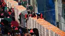 Peserta duduk di atas peti jeruk selama festival "Battaglia delle Arance" (Perang Jeruk) di dekat Turin, Italia, Minggu (11/2). Tradisi perang jeruk ini pada abad pertengahan menandakan pemberontakan rakyat melawan tirani pemimpin kota (MIGUEL MEDINA/AFP)