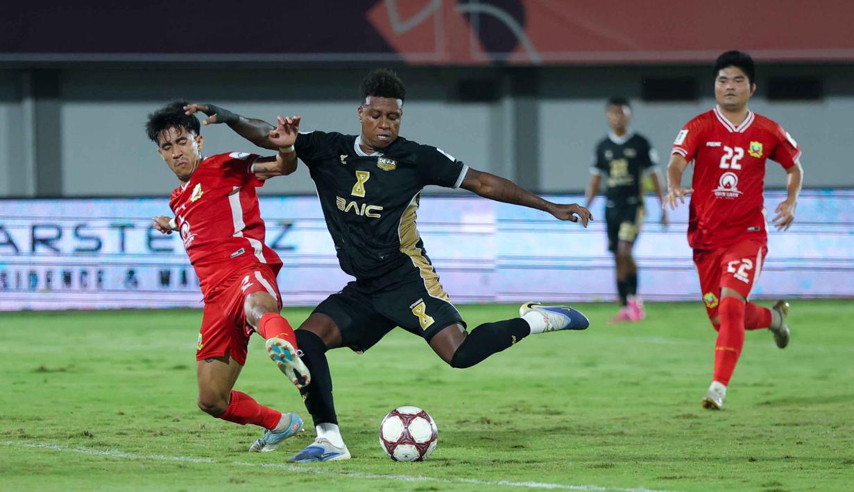 Jelang akhir babak pertama, tim tamu asal Myanmar sempat memperkecil skor berkat gol Matheus Souza pada menit ke-42. Skor 2-1 menutup paruh pertama pertandingan. Tampak dalam foto, Hugo Gomes alias Jaja (Dewa United) saat berebut bola dengan pemain Shan United pada matchday ketiga Grup E AFC Challange League 2025-2026 di Stadion Indomilk Arena, Tangerang, Sabtu (1/11/2025) malam WIB. (Bola.com/M Iqbal Ichsan)