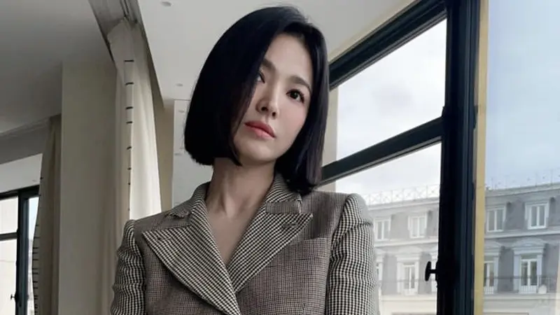 Pesona Song Hye Kyo Bergaya Business Woman di Fendi Paris, credit: @kyo1122