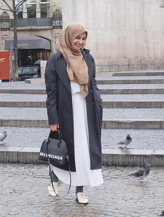 Sering menggunakan rok di setiap penampilannya, kamu juga bisa mengikuti mix and match penampilan Shireen Sungkar ini. Menggunakan busana berwarna putih dengan coat berwarna hitam yang senada dengan tas. (Liputan6.com/IG/@shireensungkar)