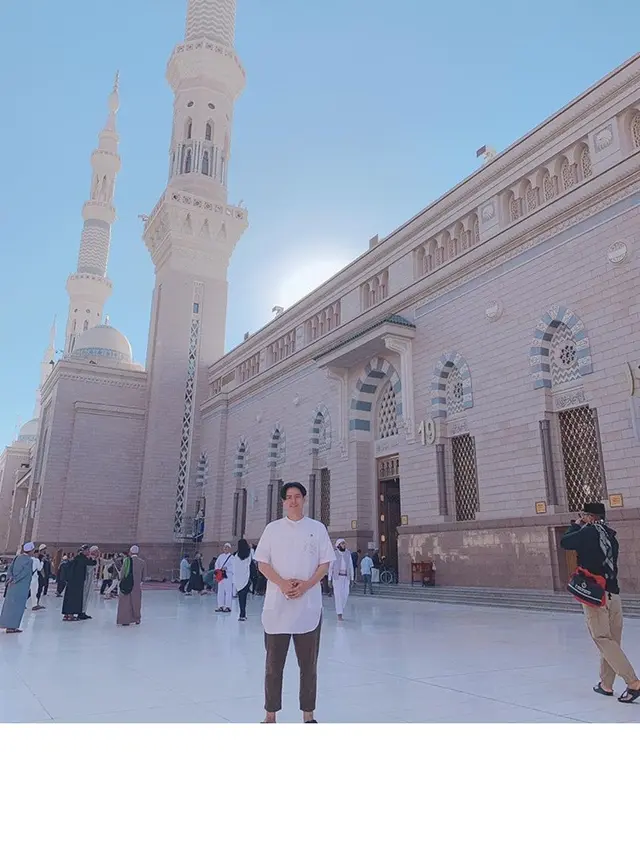 6 Potret Roger Danuarta Umrah Pertama Kali, Tak Didampingi Cut Meyriska