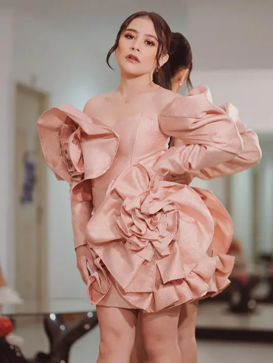 <p>Tak hanya gaun panjang, mini dress berbentuk bunga juga cocok dikenakan Prilly. (sumber: Instagram @prillylatuconsina96)</p>