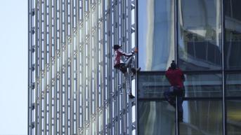 'Spiderman Prancis' Beraksi Lagi, Kini Panjat Gedung 144 Meter dengan Putranya
