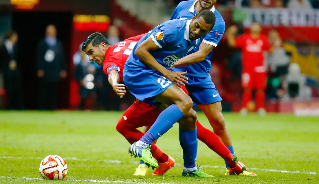 Penyerang Sevilla, Jose Antonio Reyes berusaha melewati dua pemain Dnipro pada final Europa League Sevilla di Stadion Narodowy, Polandia, Kamis (28/5/2015). Sevilla menang 3-2 atas Dnipro Dnipropetrovsk.  (Reuters/Kai Pfaffenbach)