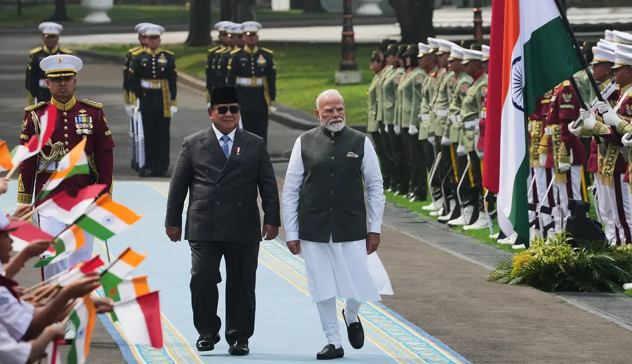 Presiden Prabowo Subianto bersama Perdana Menteri India Narendra Modi berjalan memeriksa pasukan di Istana Merdeka, Jakarta, Selasa, 7 Juli 2026. (AP Photo/Achmad Ibrahim)