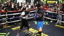 Jelang mega duel melawan Manny Pacquiao, Mayweather berlatih keras. (AP Photo/John Locher)