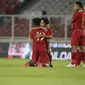 Pemain Timnas Indonesia U-16, Faizal Shaifullah, memeluk Ahmad Athallah usai melawan China pada Kualifikasi Piala AFC U-16 2020 di SUGBK, Jakarta, Minggu (22/9). Kedua negara bermain imbang 0-0. (Bola.com/Vitalis Yogi Trisna)