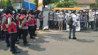 Manusia perak ikut menyuarakan dugaan ketidakberesan proyek yang dilakukan Pemkab Kudus dan DKK Kudus. (Liputan6.com/Arief Pramono)