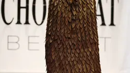 Model memakai busana yang terbuat dari cokelat  yang selama acara Chocolate Fashion Show di Beirut, Lebanon, Kamis (12/11/2015 Busana tersebut dibuat oleh yang dibuat oleh desainer dan koki profesional.(REUTERS/Jamal Saidi)