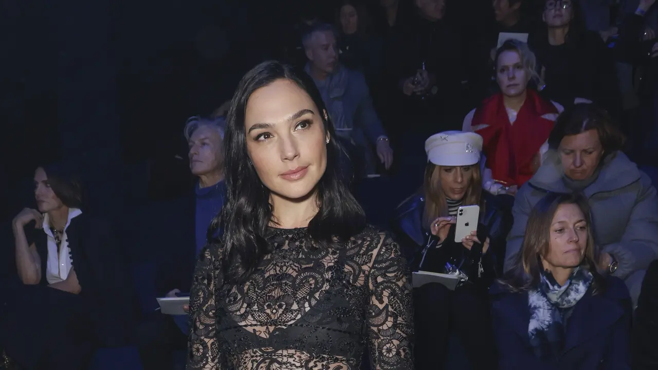 Gal Gadot Tampil Seksi Kenakan Gaun Renda Hitam di Fashion Show Dior Paris Fashion Week