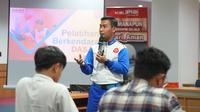Wanny Dewa selaku Instruktur Safety Riding Astra Motor Sulawesi Selatan memberikan edukasi keselamatan berkendara di Universitas Hasanuddin, Makassar.