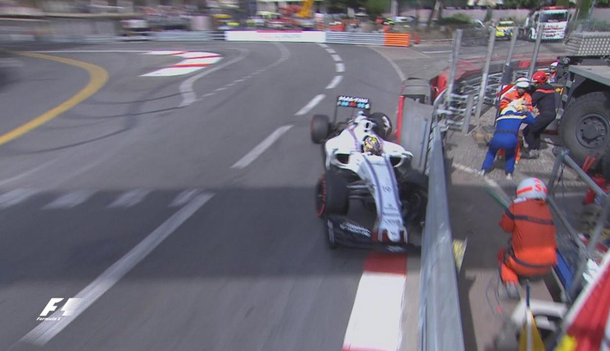 Pebalap Williams, Felipe Massa, menabrak dinding pembatas saat latihan bebas pertama F1 GP Monako, Kamis (26/5/2016). (Bola.com/Twitter/F1)