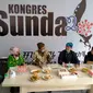 Wakil Ketua MPR Fadel Muhammad mendengarkan aspirasi dalam Kongres Sunda yang digelar di Aula Rancage Perpustakaan Ajip Rosidi, Kota Bandung, Senin (12/10/2020). (Liputan6.com/Huyogo Simbolon)