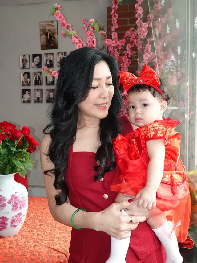 6 Potret Julie Tan Ibunda Larissa Chou Rayakan Imlek, Awet Muda Gendong Cucu