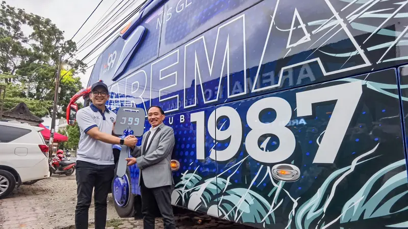 Arema FC mendapat bus hibah dari mantan presiden Gilang Widya Pramana. (Istimewa)