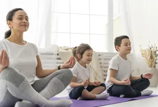 Di tengah kehidupan yang serba cepat dan penuh distraksi, menjaga fokus anak bukanlah hal yang mudah. Notifikasi gadget, tontonan instan, hingga jadwal yang padat sering membuat anak sulit bertahan dalam satu aktivitas dalam waktu lama.  (foto/dok: freepik)