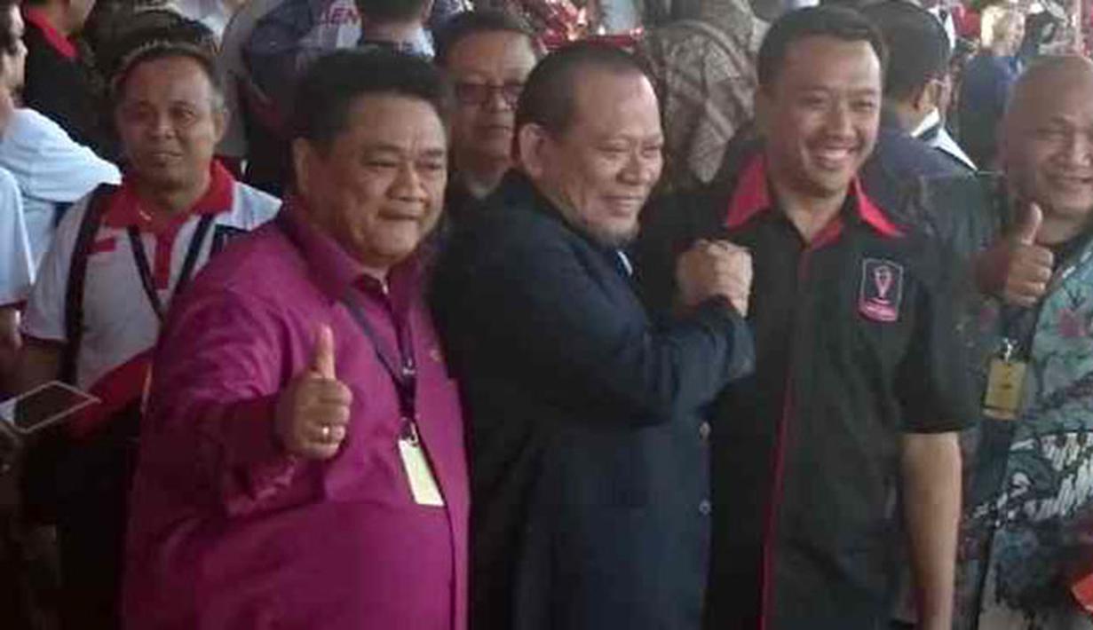  Menpora Imam Nahrawi mengeluarkan surat Pembekuan PSSI yang di Pimpin  La Nyalla Mattalitti.  (Bola.com/Juprianto Alexander)